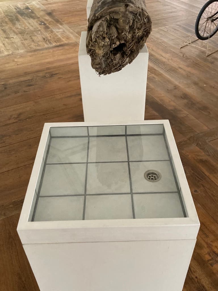 Becken – realistisches Ölbild auf Holz, Glas