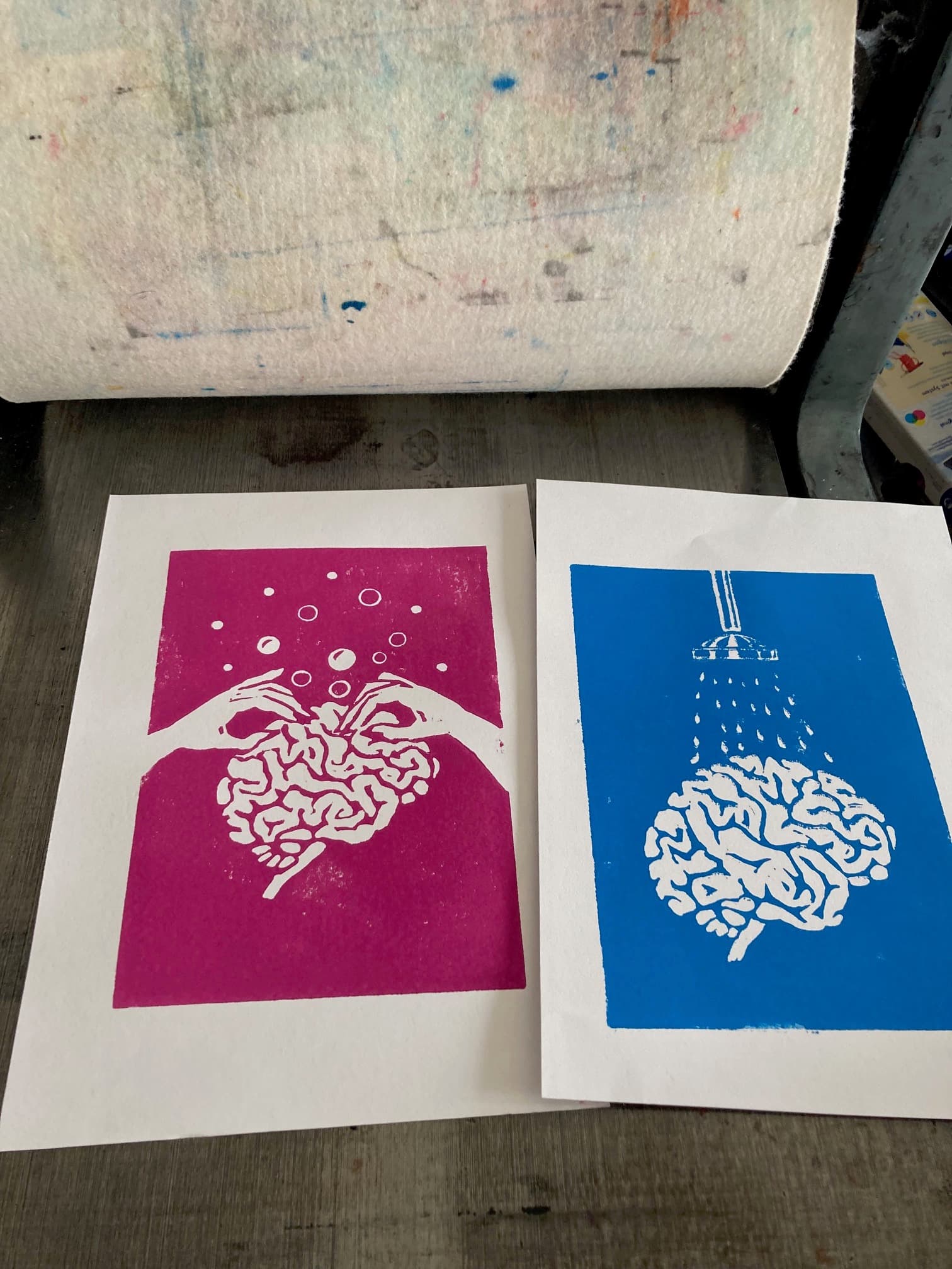 Hirnwäsche (pink/blau) – Linolschnitt